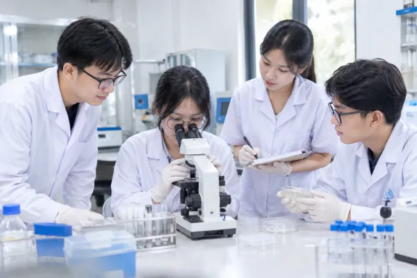 Nhóm nghiên cứu mạnh