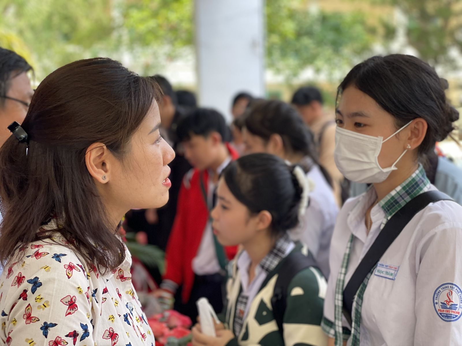 NCS- ThS Phan Thị Mai Quyên tư vấn cho học sinh