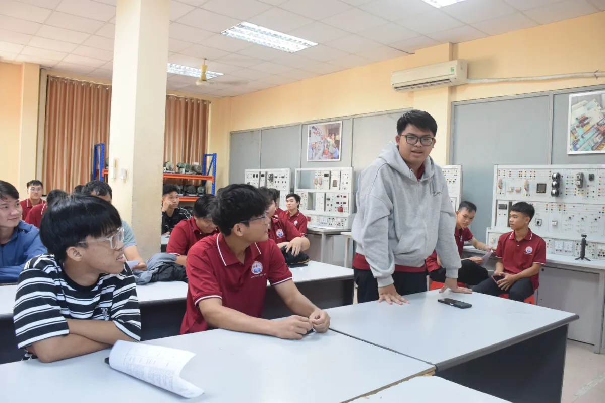 Tân sinh viên ngành Điện công nghiệp giới thiệu bản thân, làm quen với môi trường mới.