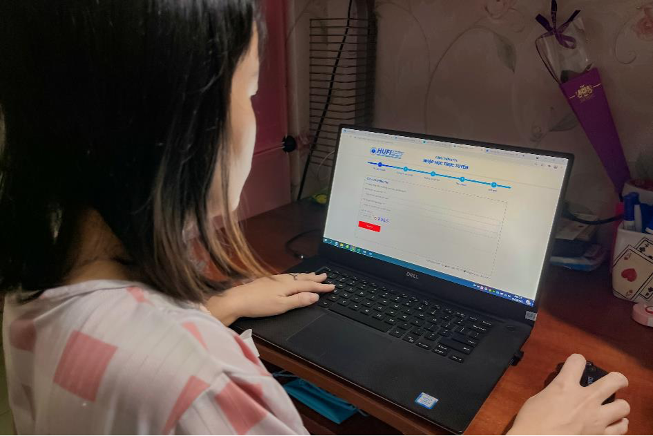 Thí sinh tiến hành nhập học trực tuyến vào trường Đại học Công nghiệp Thực phẩm TP Hồ Chí Minh