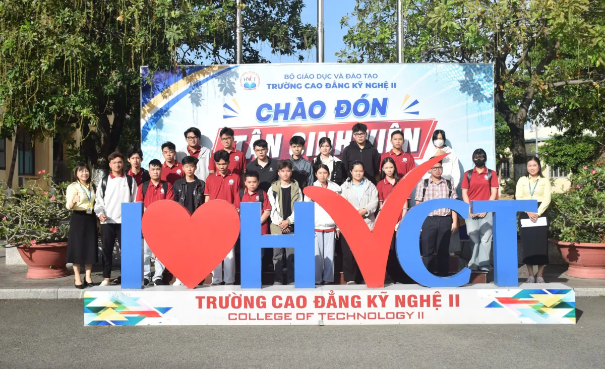 Tân sinh viên HVCT nhập học
