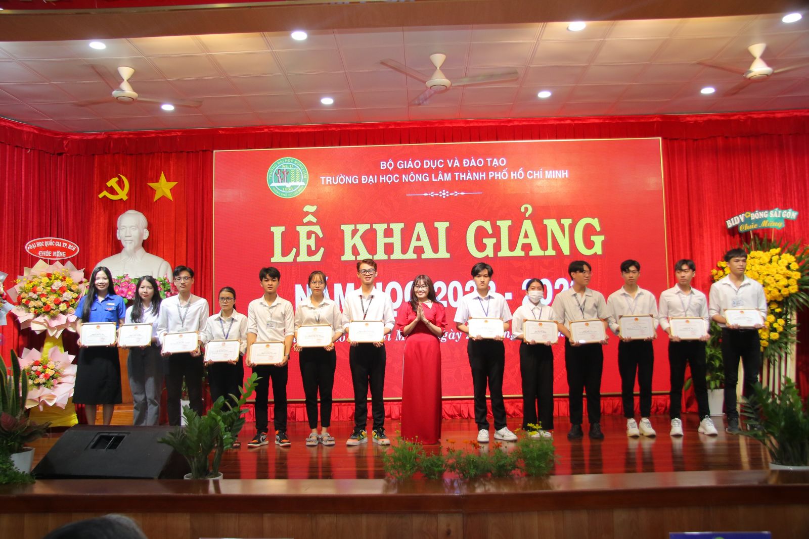 Khen thưởng sinh viên tiêu biểu năm học 2021- 2022