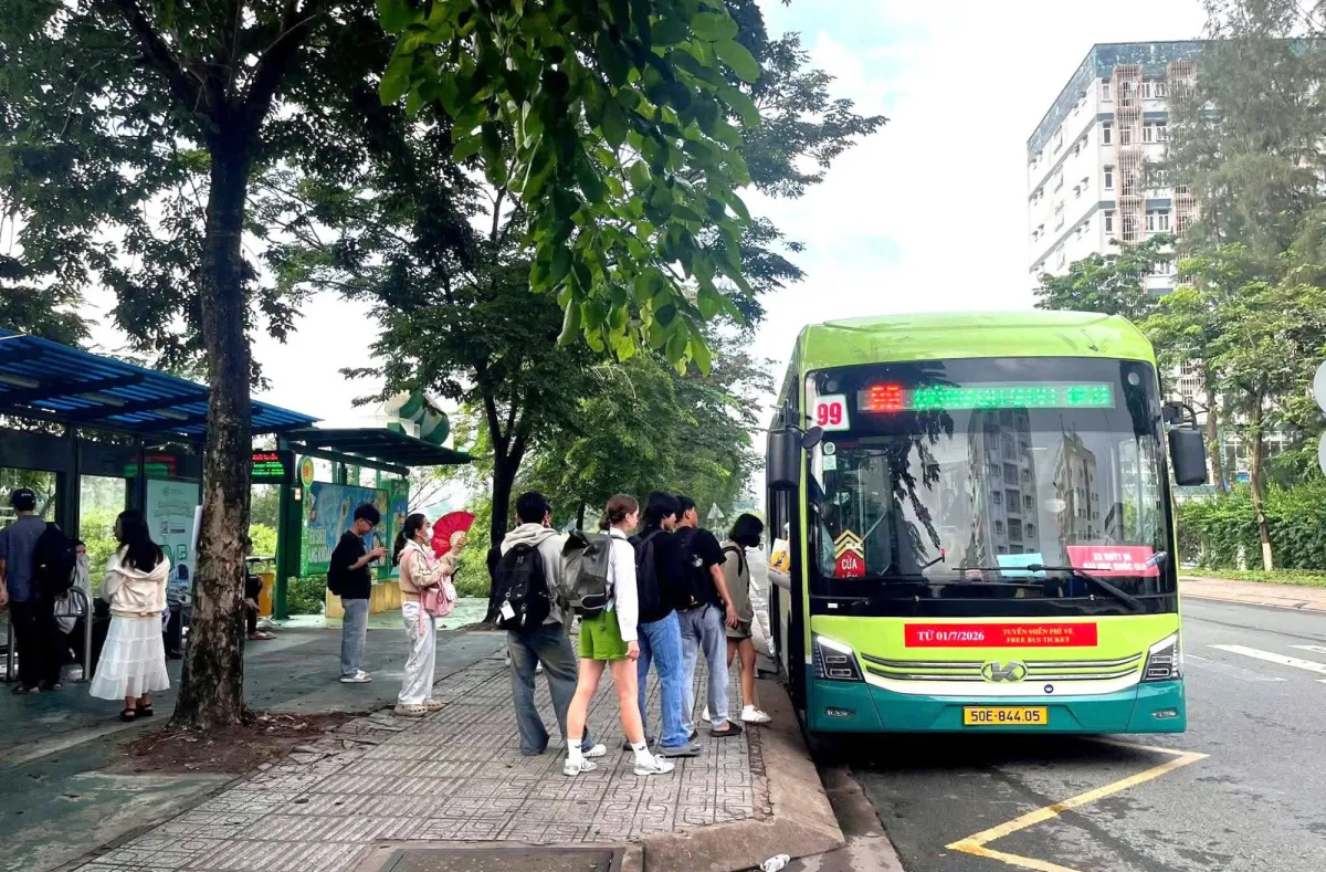 Sinh viên tại Ký túc xá khu B ĐHQG TPHCM đến trường bằng xe buýt