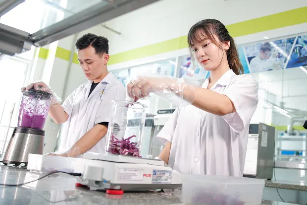 Sinh viên Trường Đại học Công thương Thành phố Hồ Chí Minh trong phòng thí nghiệm.