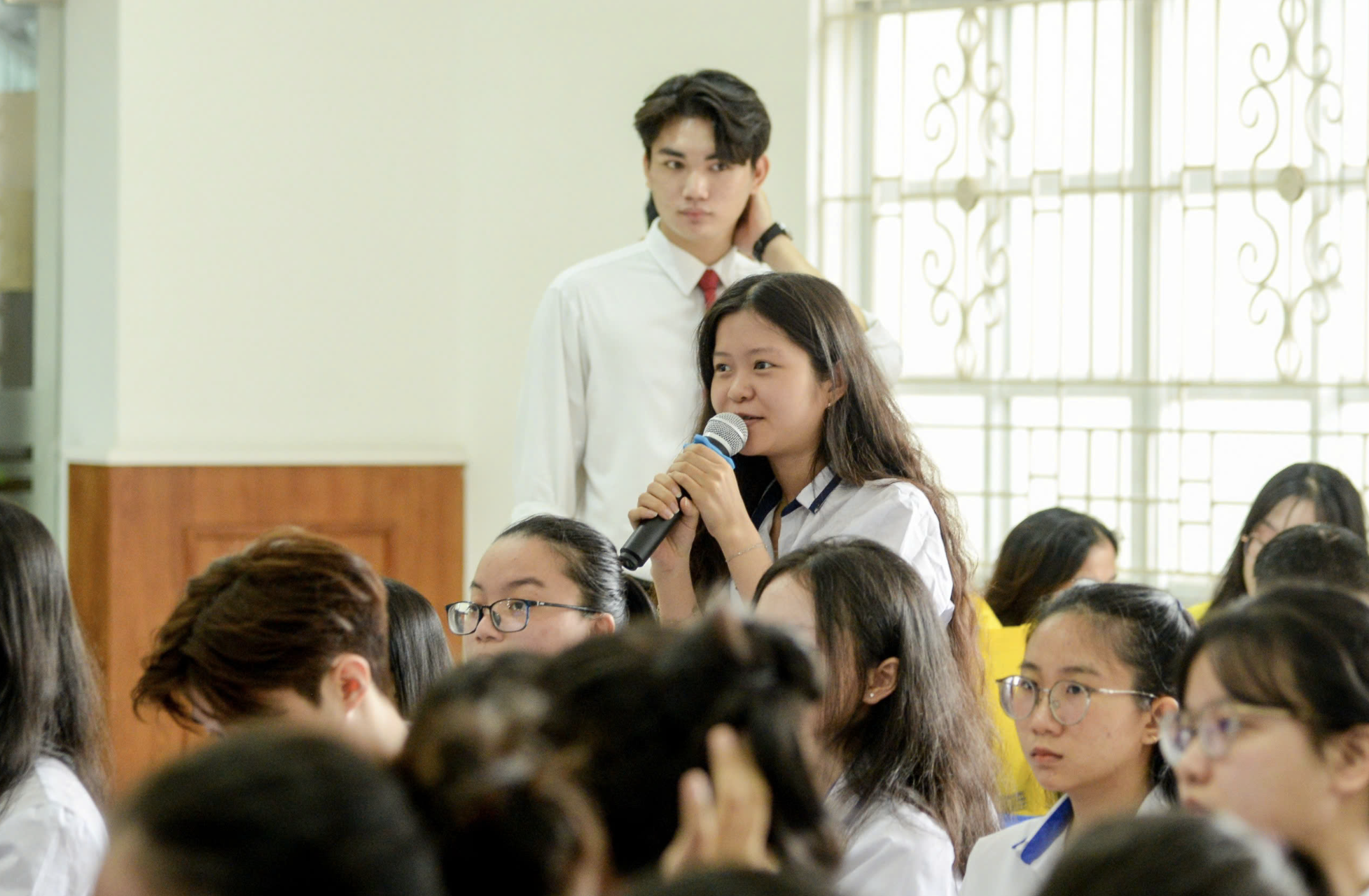 Sinh viên đặt câu hỏi về ngày hội tuyển dụng tích hợp