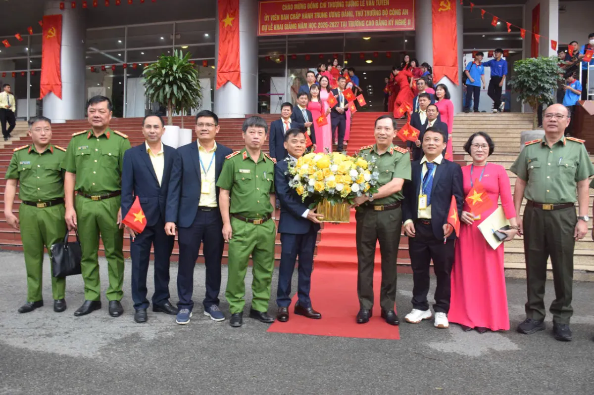 PGS TS Bùi Văn Hưng, Hiệu trưởng Trường Cao đẳng Kỹ nghệ II tặng hoa cho Đ/c Thượng tướng Lê Văn Tuyến Thứ trưởng Bộ Công an