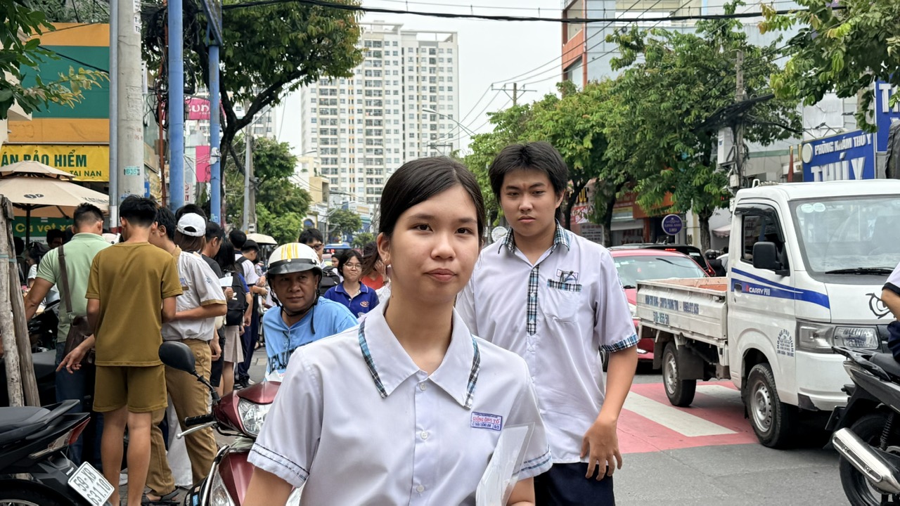 Thí sinh hàon thành bài thi toán tuyển sinh lớp 10 năm 2026 tại TPHCM