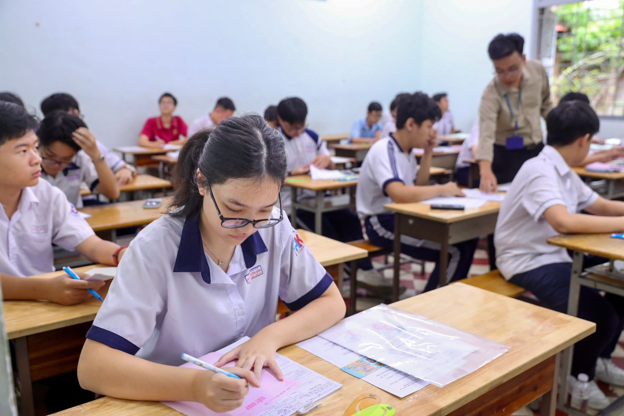 Thí sinh trước giờ thi môn Toán - kỳ thi tuyển sinh lớp 10 tại TPHCM