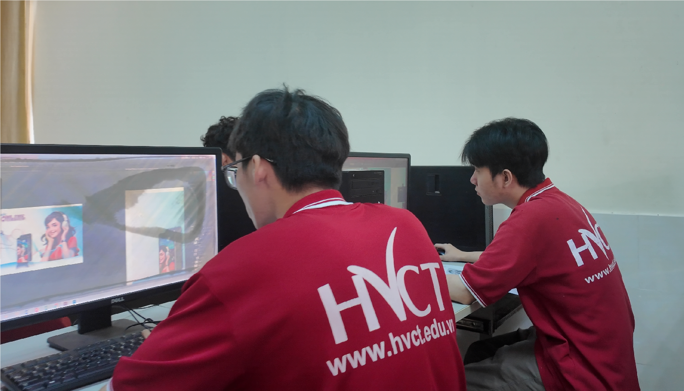 Sinh viên ngành thiết kế đồ hoạ HVCT