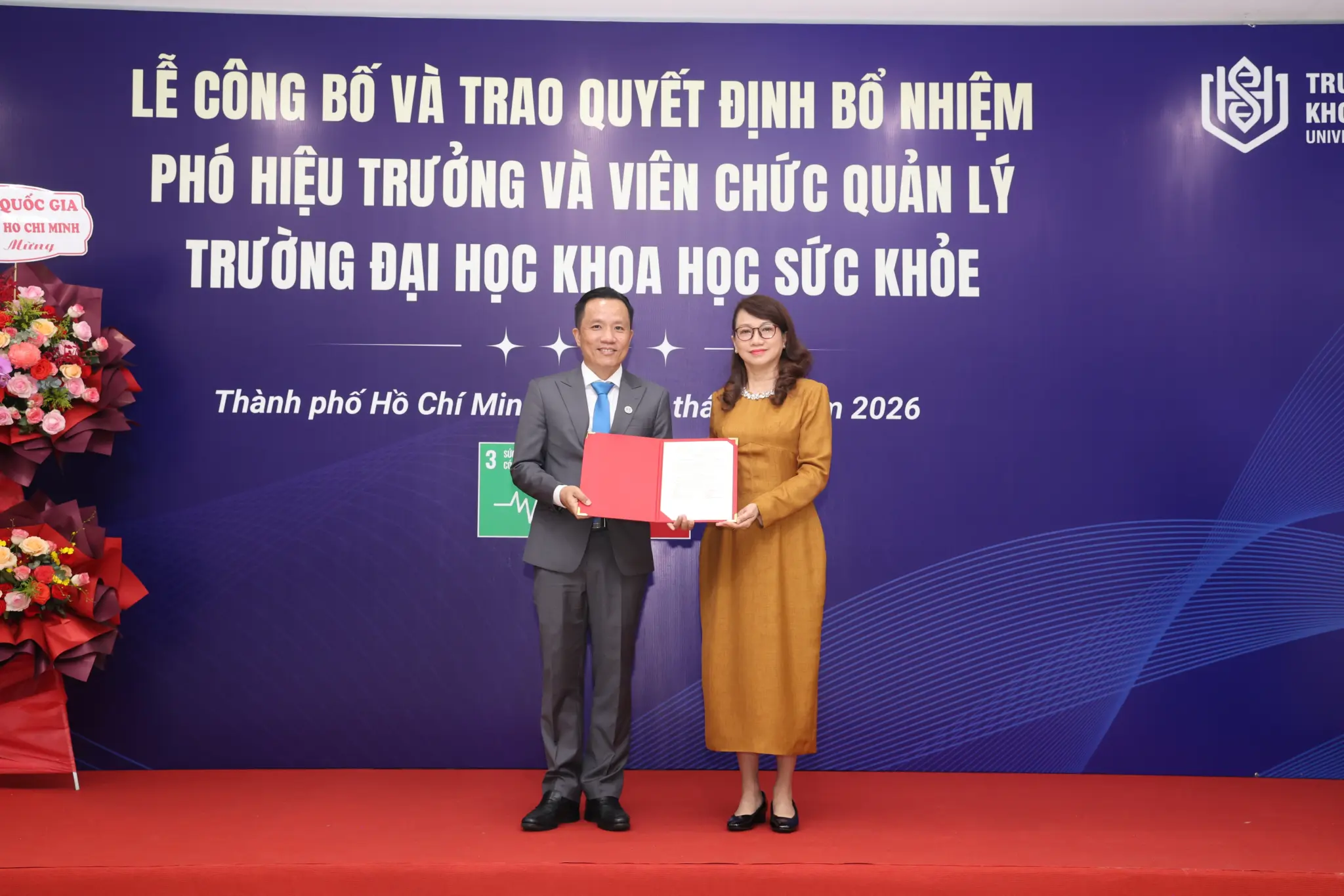 GS- TS Nguyễn Thị Thanh Mai, Giám đốc ĐHQG TPHCM trao quyết định bổ nhiệm TS-BS Nguyễn Chí Bảo giữ chức Phó Hiệu trưởng Trường Đại học Khoa học sức khoẻ