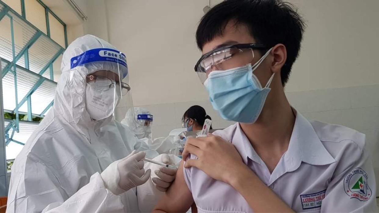 Học sinh lớp 12 của quận 1 tiêm vaccine phòng Covid-19