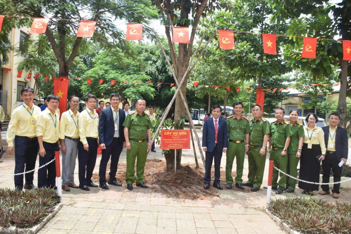 Các đại biểu trồng cây lưu niệm