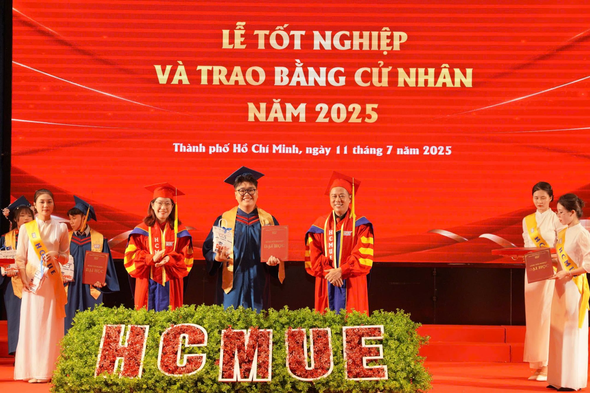 tân cử nhân Lâm Tiến
