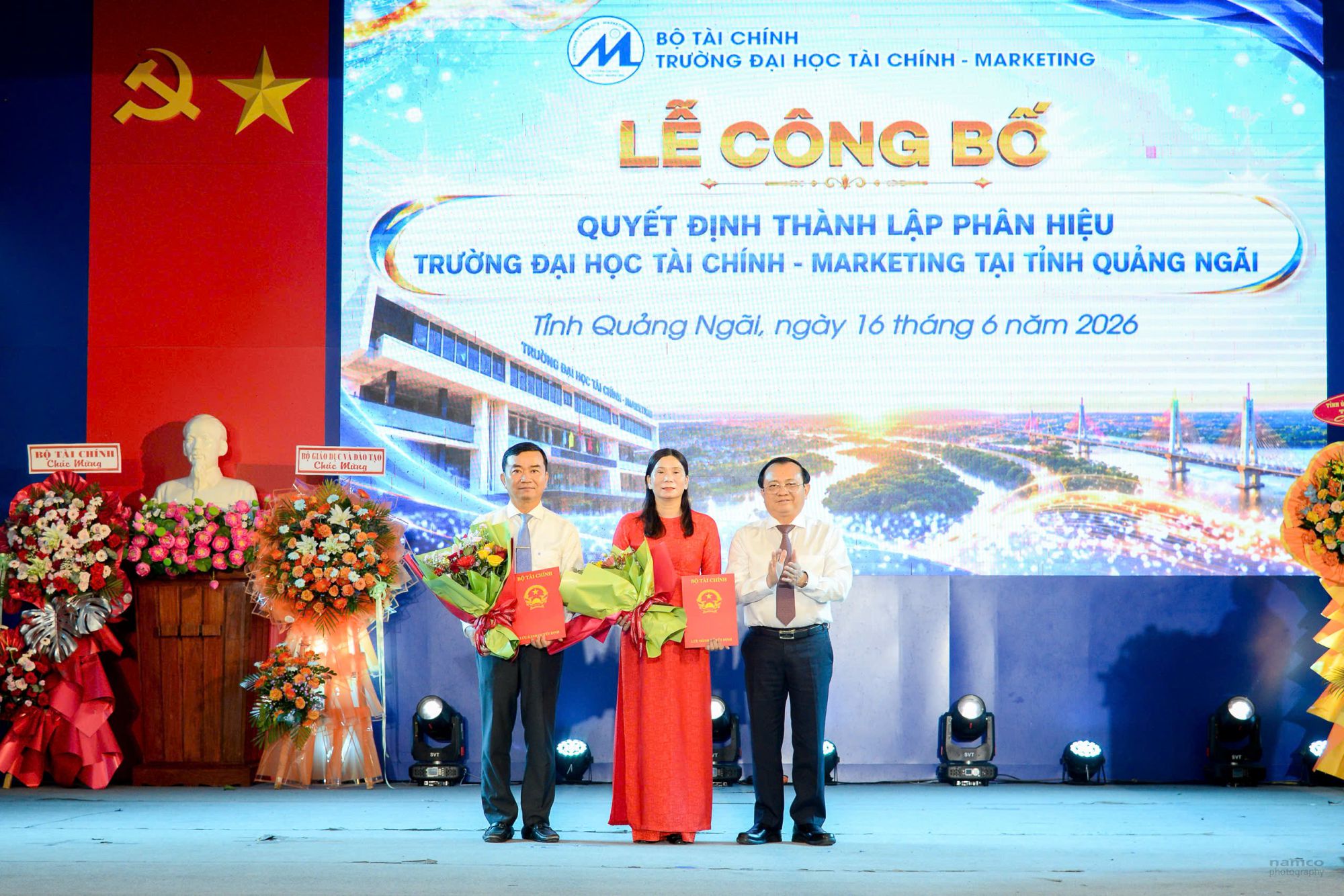 Thứ trưởng Bộ Tài chính Lê Tấn Cận trao quyết đinh thành lập UFM Quảng Ngãi