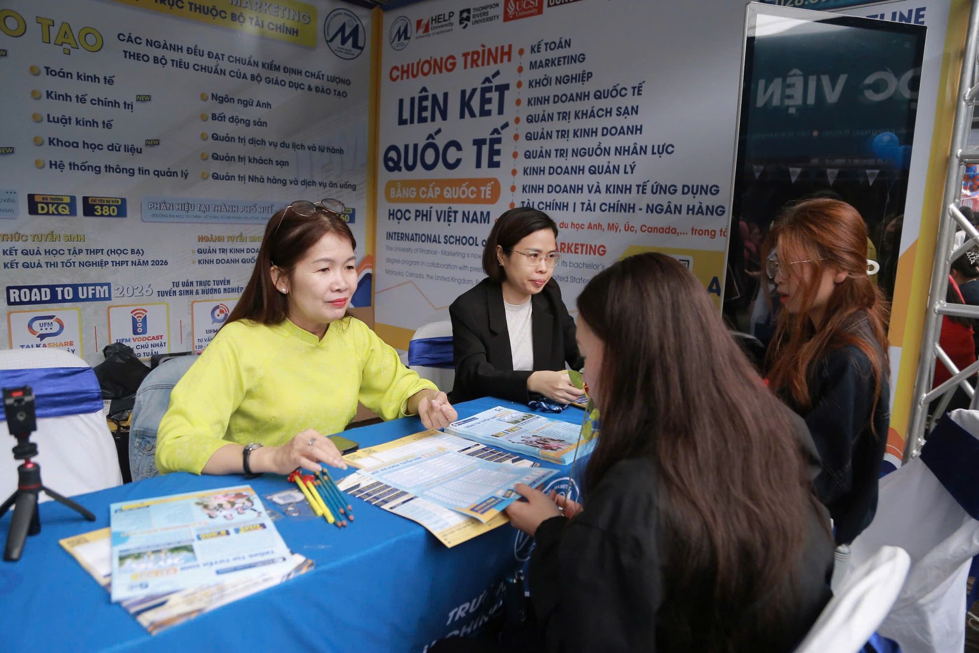 Trường ĐH tài chính - Marketing tư vấn tuyển sinh cho thí sinh