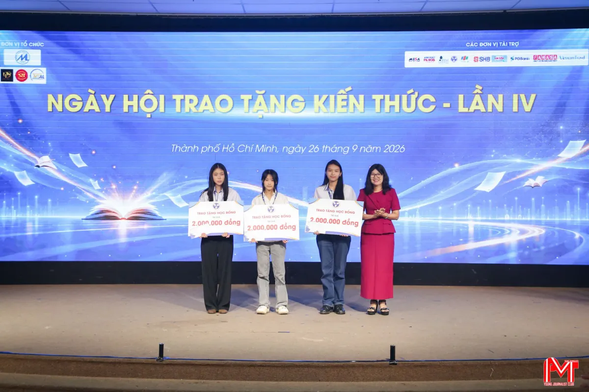 UFM trao học bổng cho sinh viên.