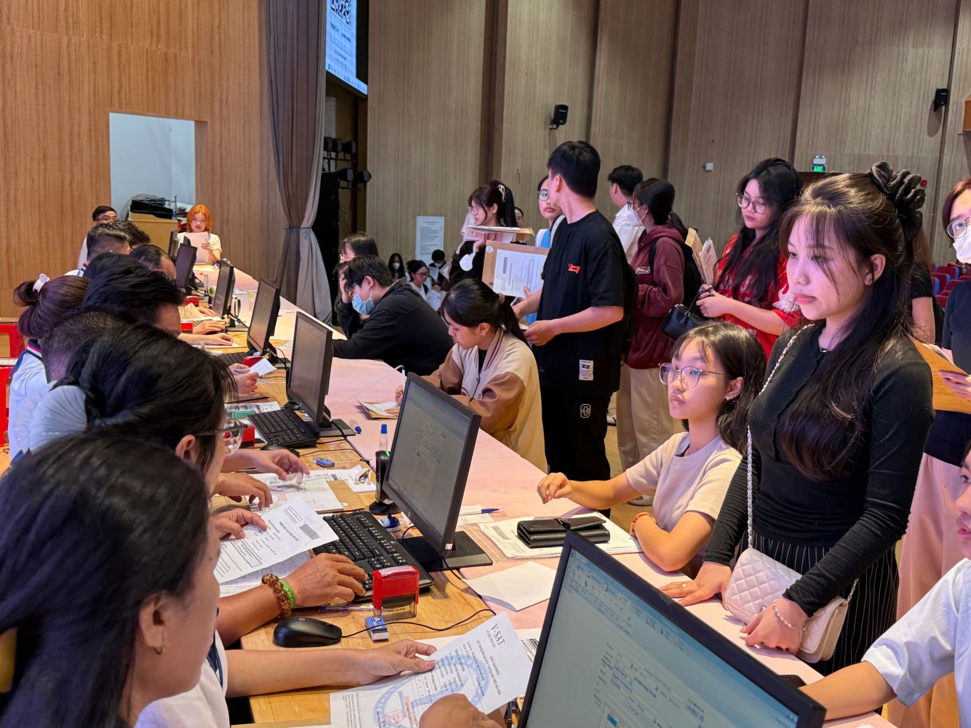 Thí sinh trúng tuyển ĐH năm 2025 làm thủ tục nhập học vào Trường ĐH Ngân hàng TP HCM