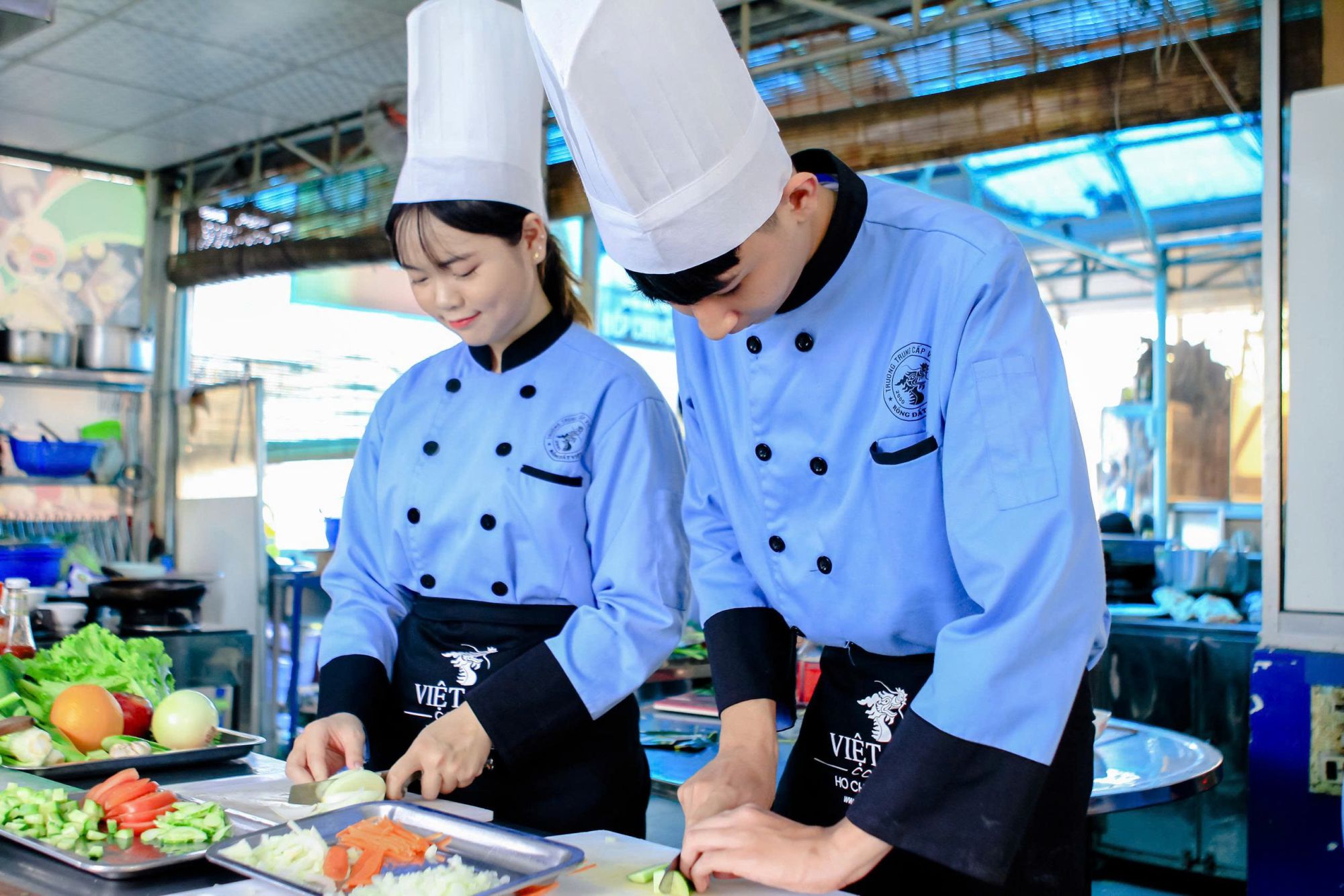 Học sinh Trường Trung cấp Việt Giao học nghề trực tiếp tại bếp ăn của nhà hàng, khu du lịch
