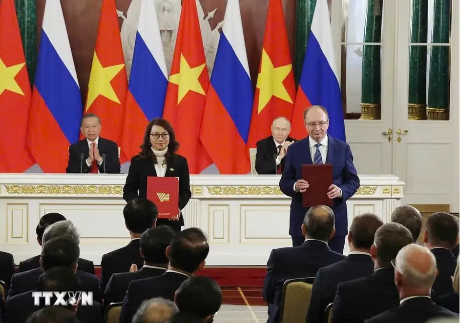 Giám đốc ĐHQG-HCM và Hiệu trưởng Đại học Quốc gia Saint Petersburg trao Biên bản ghi nhớ hợp tác (Ảnh: Thống Nhất/TTXVN)