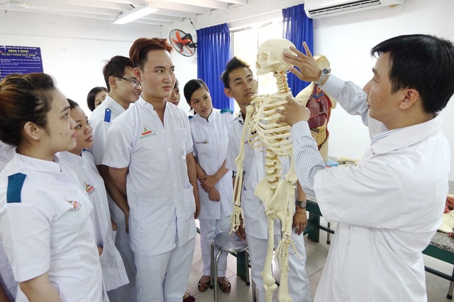 Sinh viên khối ngành sức khoẻ Trường CĐ Đại Việt Sài Gòn trong giờ học. Ảnh: thanhnien
