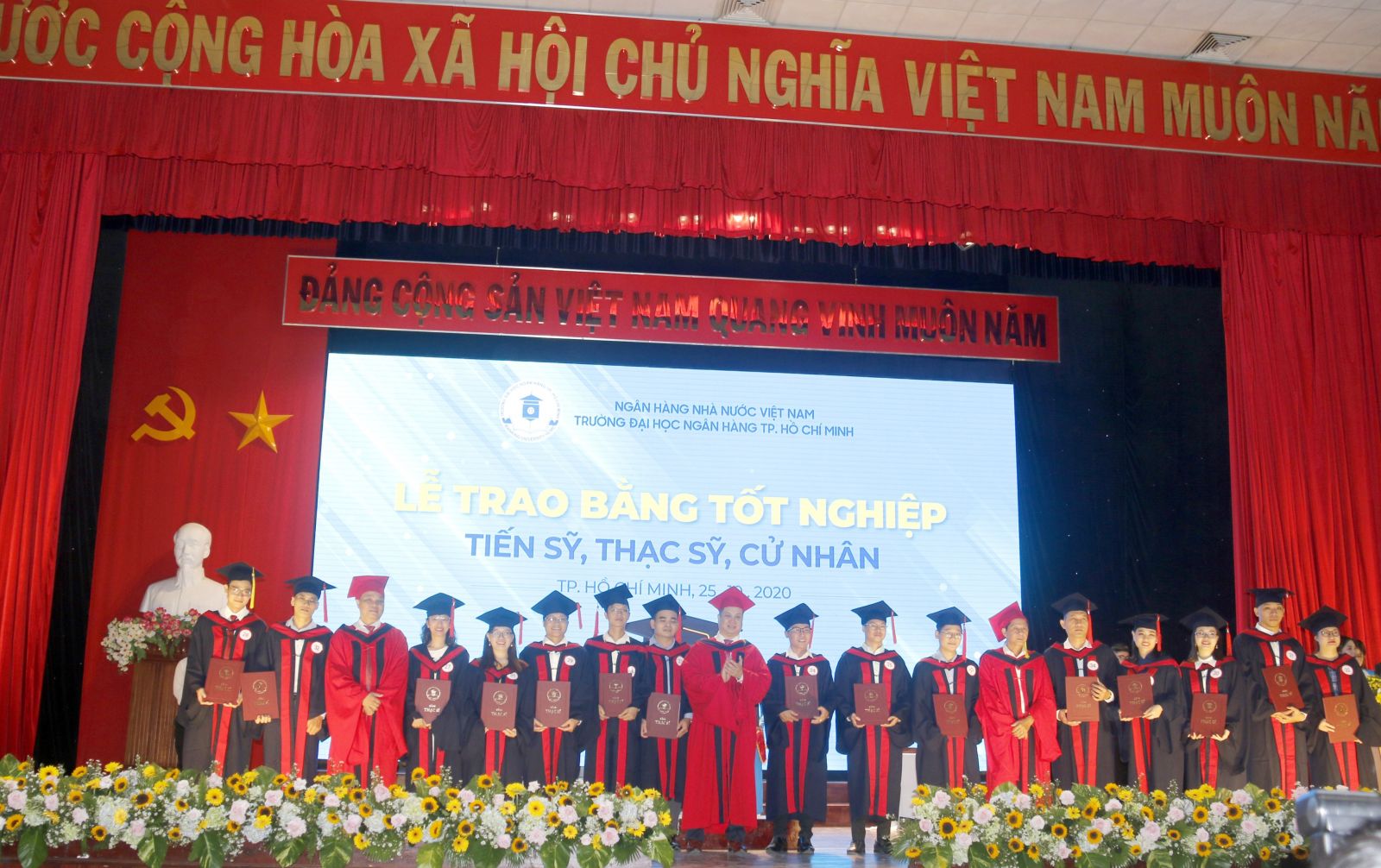 Nhiều học viên cao học đã tốt nghiệp tại Trường ĐH Ngân hàng TP HCM 