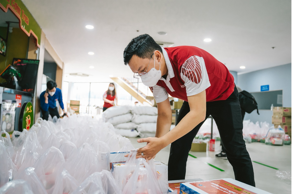 Ông Bùi Huy Cường – Đoàn trường Đại học Quốc tế Hồng Bàng đang đếm số lượng các phần quà hỗ trợ các bạn sinh viên khó khăn do dịch Covid-19.