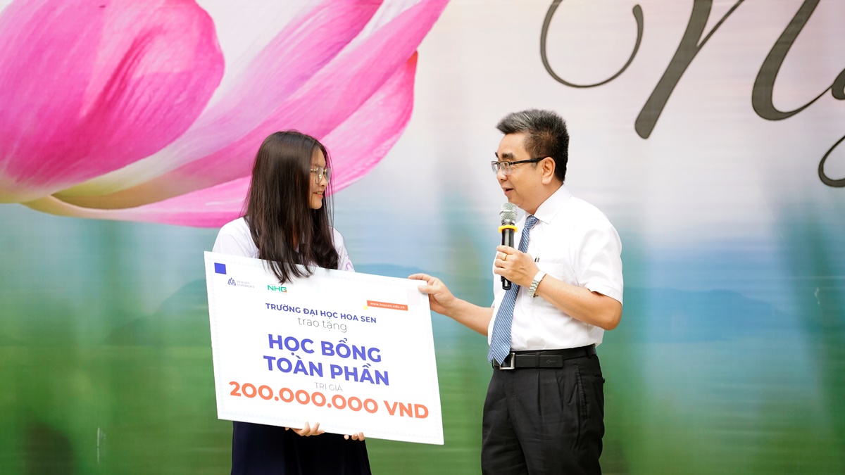 Học sinh Trường THPT Nguyễn Du nhận học bổng 200 triệu đồng