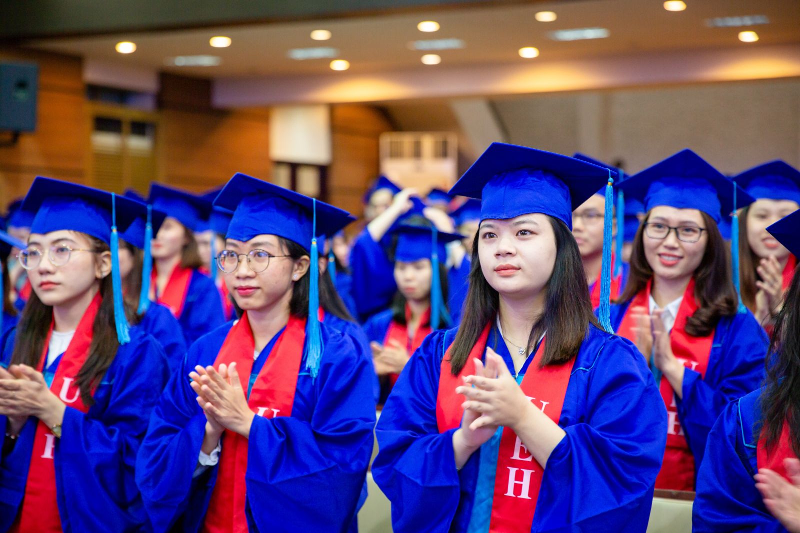 Hơn 3.480 sinh viên UEH nhận bằng tốt nghiệp