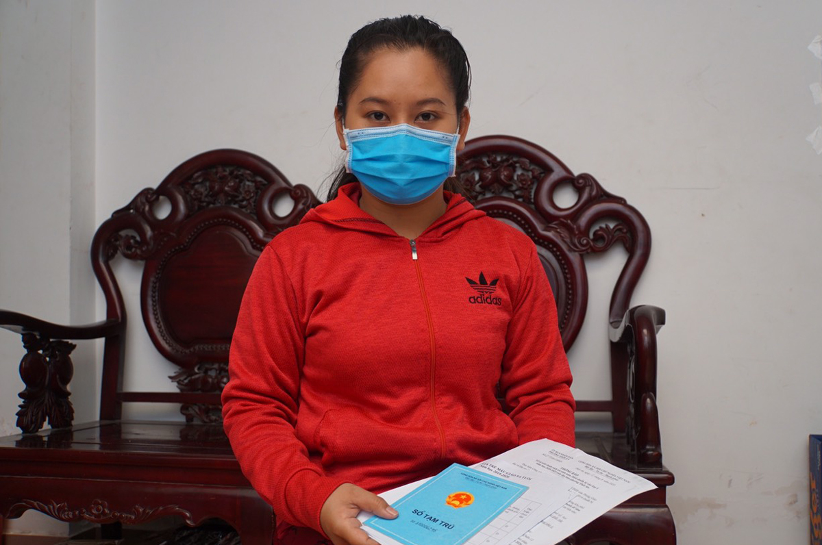 Chị Nguyễn Ngọc Châu ở khu nhà trọ phường Tân Thới Nhất, quận 12, không xin được cho con vào lớp 1 trường công lập bởi KT3 chưa đủ một năm. Ảnh: Mạnh Tùng.
