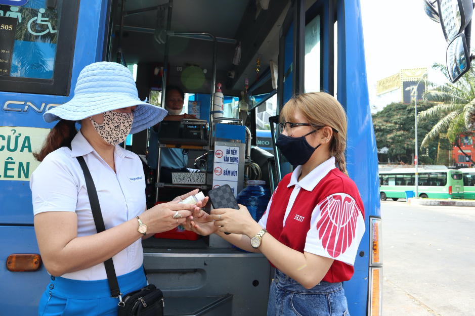 HIU tặng 1.000 chai nước rửa tay sát khuẩn nhanh cho tài xế Saigon Bus