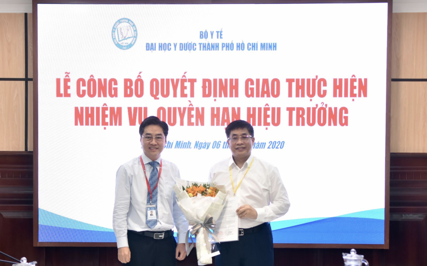 PGS. TS. Trần Diệp Tuấn – Bí thư Đảng ủy, Chủ tịch HĐT trao Quyết định cho PGS.TS. Nguyễn Hoàng Bắc - Phó Hiệu trưởng.