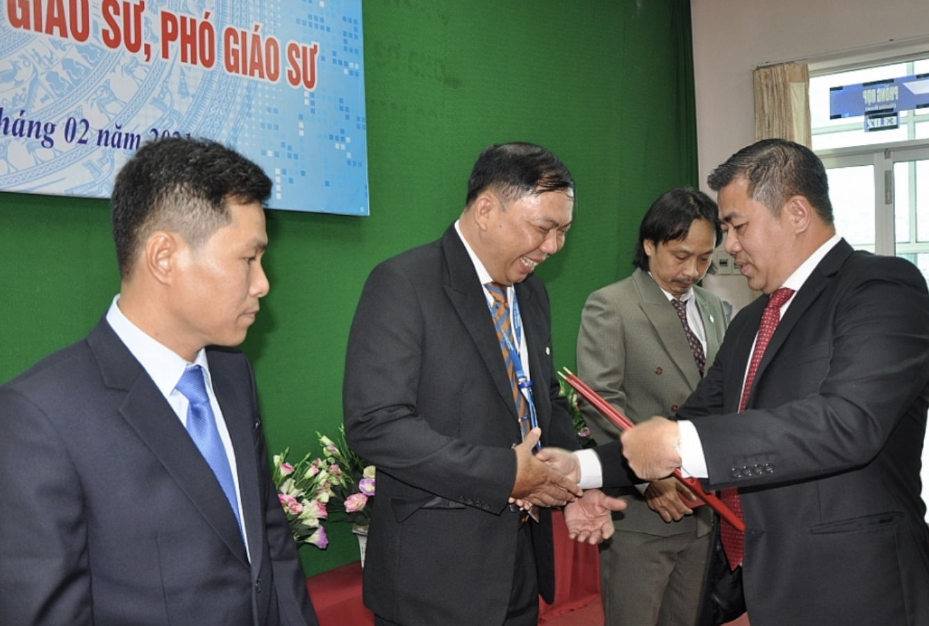 TS Phan Hồng Hải trao quyết định cho các giảng viên nhà trường được công nhận chức danh PGS năm 2021