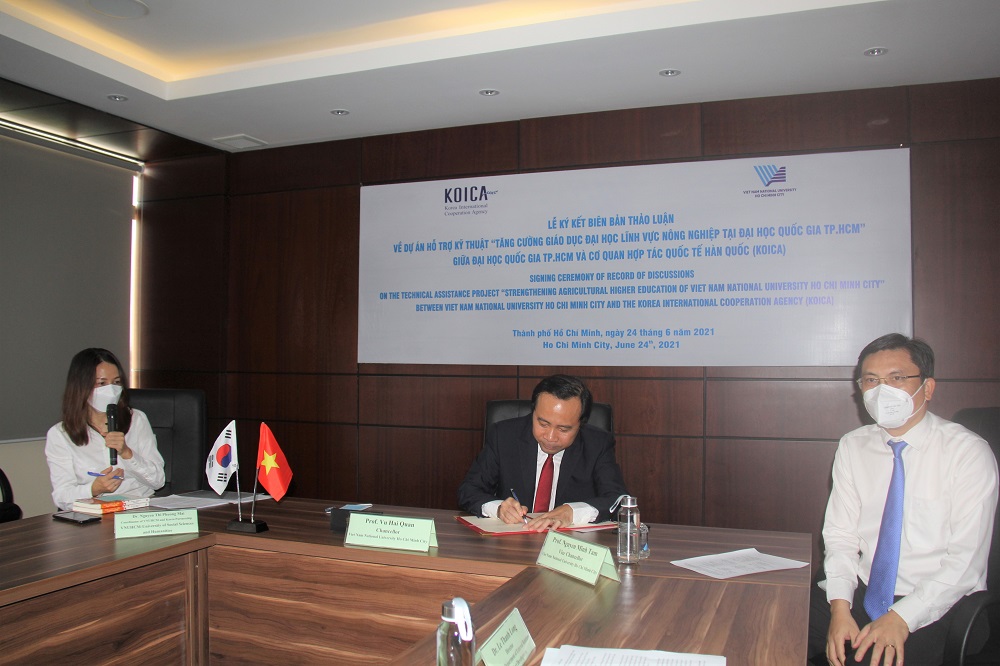 Giám đốc ĐHQG-HCM Vũ Hải Quân ký tên vào bản thỏa thuận hợp tác với KOICA.