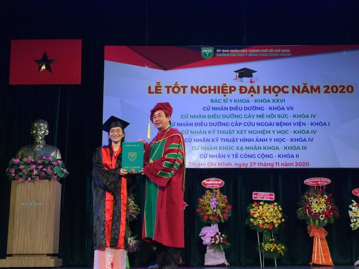 PGS- TS- BS Ngô Minh Xuân, Hiệu trưởng Trường ĐH Y khoa Phạm Ngọc Thạch trao bằng tốt nghiệp cho tân bác sĩ