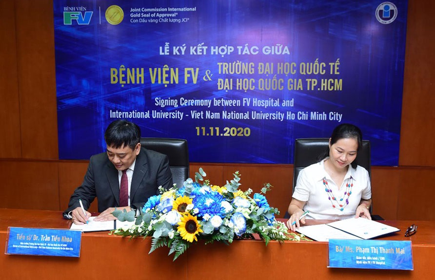 TS Trần Tiến Khoa, hiệu trưởng trường ĐH Quốc tế (trái) ký thoả thuận hợp tác với đại diện BV FV