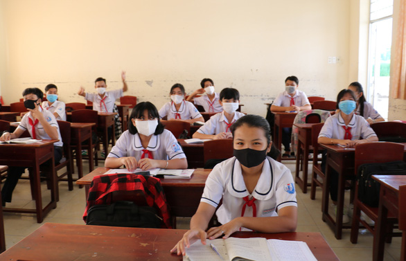 Học sinh Trường THCS Nguyễn Thị Minh Khai (P 9, TP Cà Mau, tỉnh Cà Mau) ngồi cách nhau 2m để phòng chóng dịch COVID-19 - Ảnh: NGUYỄN HÙNG