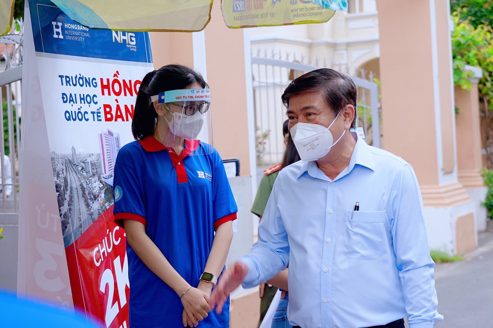 Chủ tịch UBND TP HCM Nguyễn Thành Phong động viên tình nguyện viên hỗ trợ thí sinh tại điểm thi