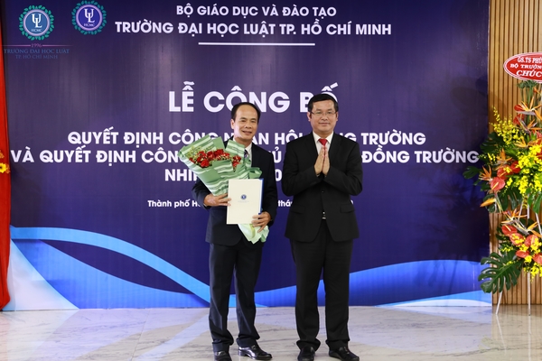 PGS- TS Nguyễn Văn Phúc, Thứ trưởng Bộ GD-ĐT (phải) trao Quyết định cho Chủ tịch Hội đồng trường