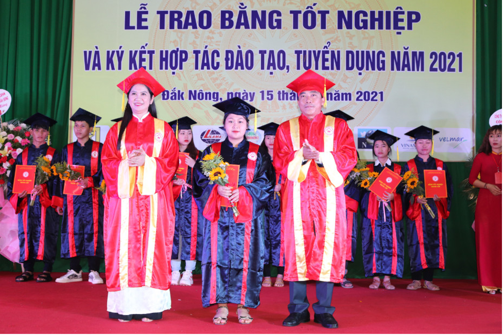 TS. Tôn Thị Ngọc Hạnh - PCT Ủy ban nhân dân tỉnh, Chủ tịch Hội đồng trường và ThS. Nguyễn Hữu Lành trao bằng tốt nghiệp cho tân khoa