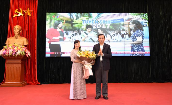 Thứ trưởng Nguyễn Văn Phúc tặng hoa TS Nguyễn Thị Kim Phụng