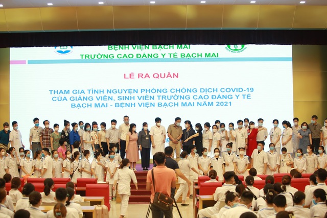 Hơn 300 sinh viên, giảng viên Trường Cao đẳng Y tế Bạch Mai tham gia hỗ trợ tỉnh Bắc Giang, trong sáng 1/6.