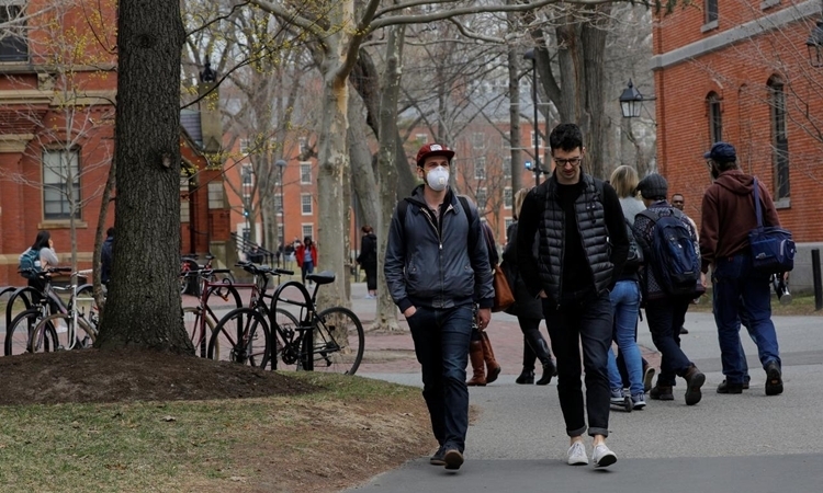 Sinh viên đi lại trong khuôn viên Đại học Harvard ngày 10/3. Ảnh: Reuters.