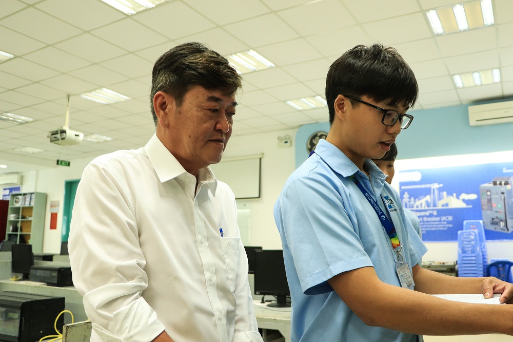 TS Nguyễn Vinh Quan hướng dẫn sinh viên tại phòng thí nghiệm.