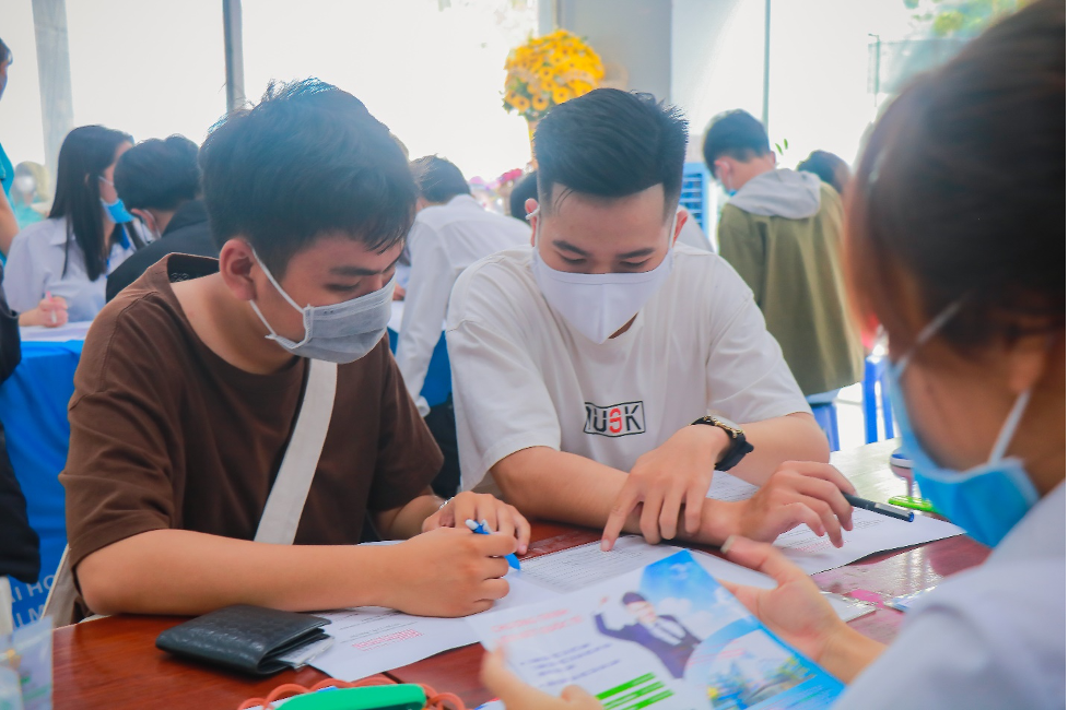 Thí sinh nộp hồ sơ xét tuyển học bạ vào Trường Đại học Công nghiệp Thực phẩm TP.HCM